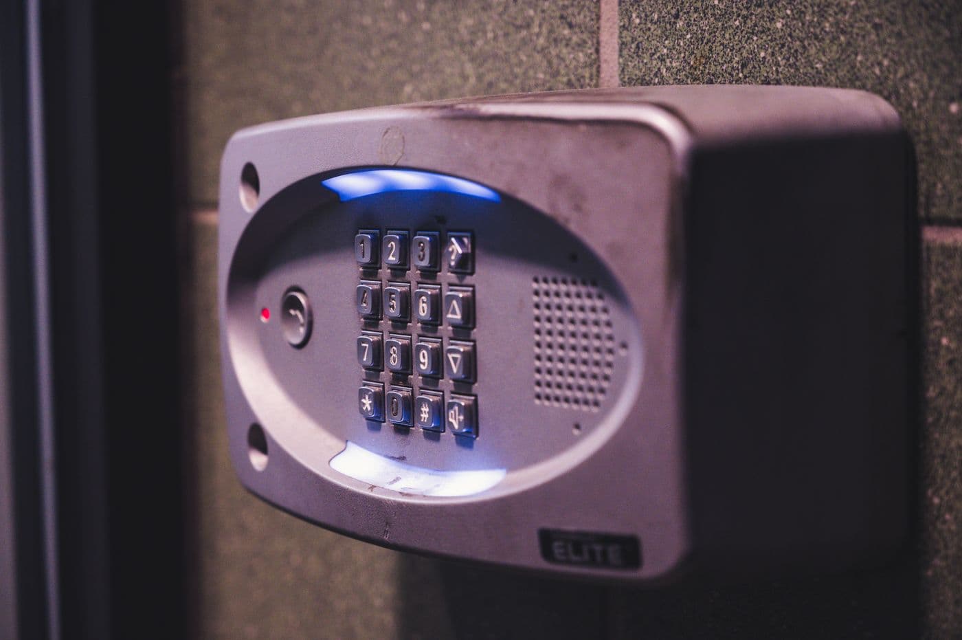Clavier d'alarme éclairé, fixé sur un mur