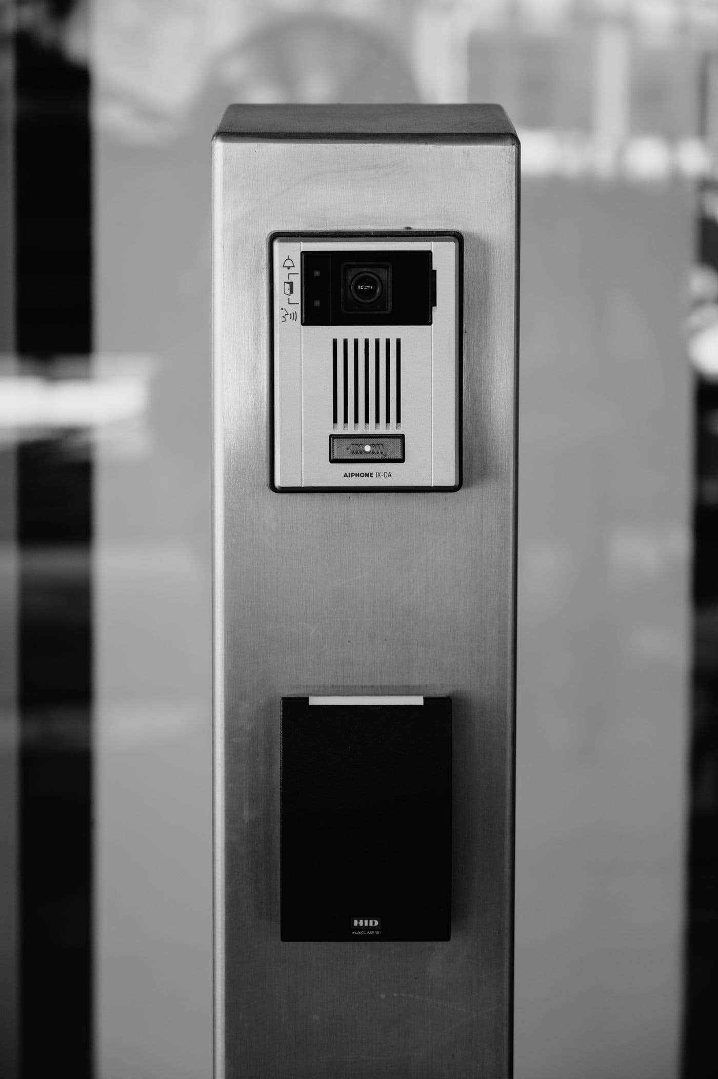 Platine d'interphone avec caméra sur un poteau d'entrée