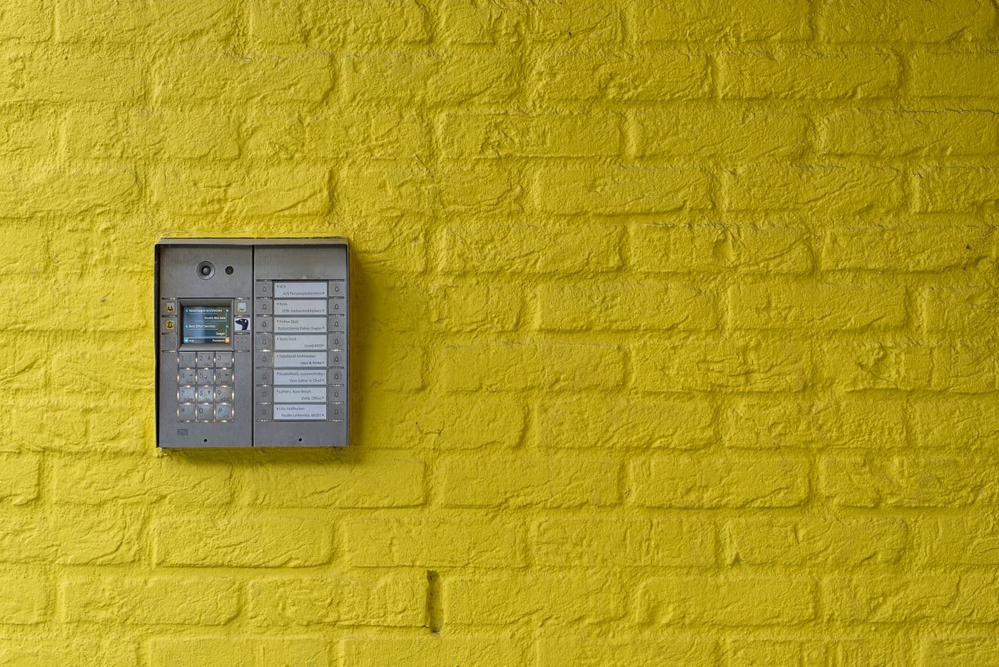 Platine d'interphone sur un mur d'entrée