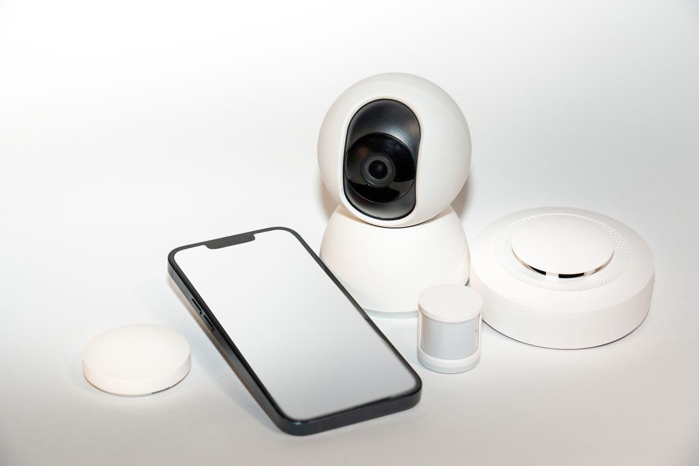 Caméra, détecteur et terminal de consultation posés sur une table